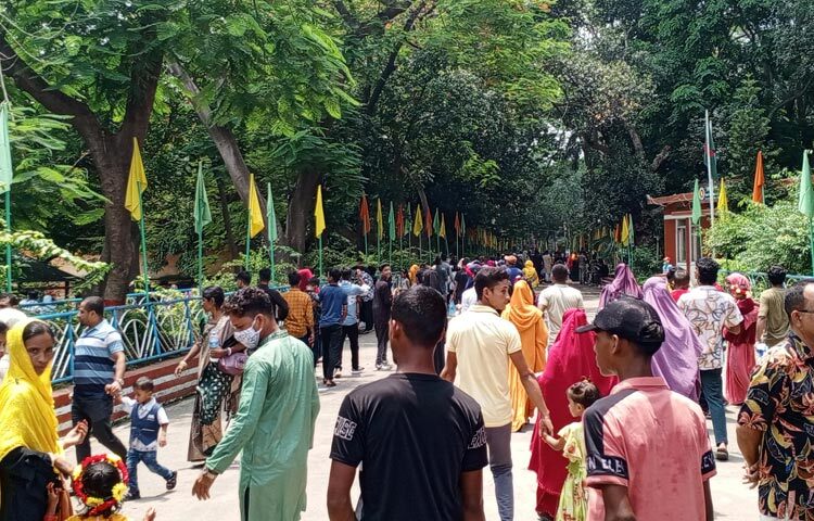 ঈদুল আজহার দ্বিতীয় দিন আজ। রাজধানীজুড়ে বিরাজ করছে ছুটির আমেজ। মিরপুরে জাতীয় চিড়িয়াখানায় দর্শনার্থীদের ভিড় বেড়েছে। কড়া রোদ উপেক্ষা করে পরিবার নিয়ে চিড়িয়াখানায় এসেছেন দর্শনার্থীরা। রিকশা ও সিএনজিচালিত অটোরিকশায় চেপে এসেছেন বেশিরভাগ মানুষ, আবার কেউ কেউ এসেছেন পায়ে হেঁটে। ছবি: সংগৃহীত