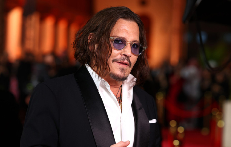 ১৯৮৪ সালে ‘এ নাইটমেয়ার অন এলম স্ট্রিট’ দিয়ে যাত্রা শুরু। এরপর ধীরে ধীরে হলিউডে নিজের জায়গা গড়ে তোলেন।  টিম বার্টন এর হাত ধরে এডওয়ার্ড সিজরহ্যান্ডস-এ তার অভিনয় তাকে অন্য উচ্চতায় নিয়ে যায়।