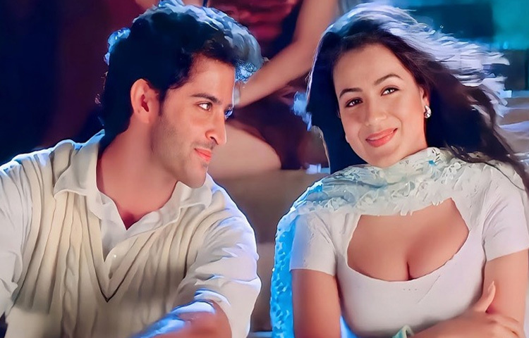 ২০০০ সালে হৃতিক রোশনকে নিয়ে নির্মিত ‘কাহো না পেয়ার হ্যায়’ দিয়ে বলিউডে আত্মপ্রকাশ করেন অমীশা প্যাটেল। প্রথম ছবিতেই তিনি বাজিমাত করেন। তার সাদাসিধে সৌন্দর্য, সাবলীল অভিনয় আর সরল অভিব্যক্তি দর্শক-সমালোচক সবার মন জয় করে নেয়।