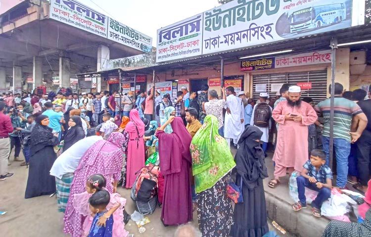 ঈদুল আজহার তৃতীয় দিন আজ। আজও রাজধানী ছেড়ে পরিবার-পরিজন নিয়ে বাড়ি ফিরছেন অনেকে। সকালে রাজধানীর গাবতলী বাস টার্মিনালে বিভিন্ন গন্তব্যের যাত্রীদের গাড়ির জন্য অপেক্ষা করতে দেখা গেছে। বাস কাউন্টার ম্যানেজাররা জানিয়েছেন যাত্রী পূর্ণ করেই ছাড়ছে বাস। ছবি: জাগো নিউজ