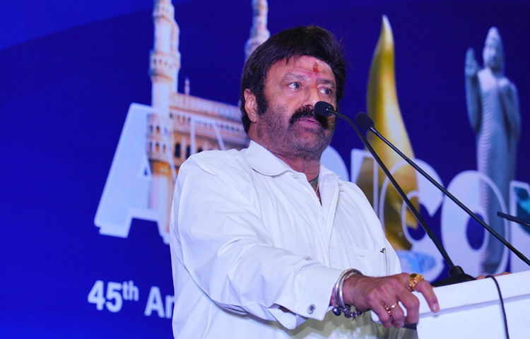 বলকৃষ্ণের সংলাপ উচ্চারণ একেবারে আলাদা। তার কণ্ঠস্বরেই যেন বাজ পড়ে।