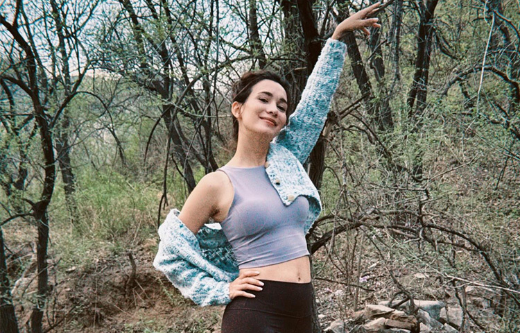 সেলিনা জেড ক্যান্টোনিজ, ম্যান্ডারিন, ইংরেজি এবং ফরাসি ভাষায় সাবলীল-যা তাকে আন্তর্জাতিক মঞ্চে আরও দৃঢ়ভাবে উস্থাপন করেছে।