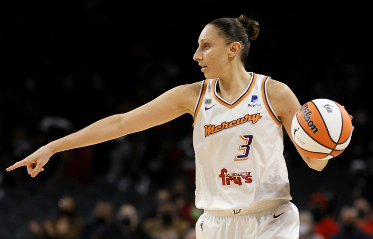 ইউনিভার্সিটি অফ অ্যারিজোনায় পড়াকালীন সময়ে তিনবার জাতীয় চ্যাম্পিয়নশিপ জিতেছিলেন। এরপর শুরু হয় তার পেশাদার ক্যারিয়ারের নতুন অধ্যায়। ২০০৪ সালে ‘ডবলিউএনবিএ’ ড্রাফটে ফিনিক্স মার্চুরি দলের হয়ে খেলার সুযোগ পান তিনি। তখন থেকেই ইতিহাসের পাতায় লেখা শুরু হয় টরাসির নাম।