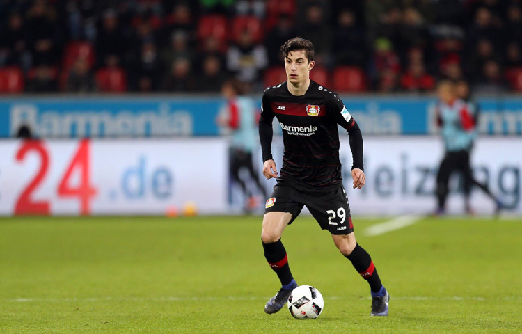 মাত্র ৪ বছর বয়সে স্থানীয় ক্লাব আলেমানিয়া মারিয়াডরফে ফুটবল খেলা শুরু করেন। ২০০৯ সালে তিনি বায়ার লেভারকুজেন একাডেমিতে যোগ দেন এবং ধীরে ধীরে নিজের প্রতিভার জানান দিতে শুরু করেন। মাত্র ১৭ বছর বয়সে বুন্দেসলিগায় অভিষেক ঘটে হাভার্টজের। সেই সময় তিনি বায়ার লেভারকুজেনের ইতিহাসে সর্বকনিষ্ঠ খেলোয়াড় ছিলেন যিনি বুন্দেসলিগায় খেলেছেন। দ্রুতই তিনি দলের অপরিহার্য অংশ হয়ে ওঠেন।