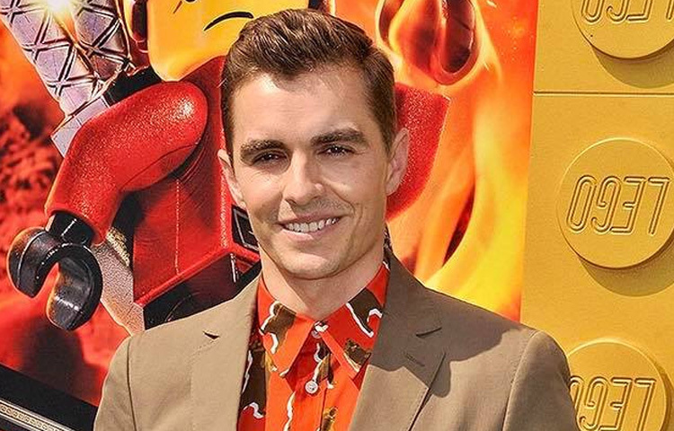 পারিবারিকভাবে তিনি সংস্কৃতির সঙ্গে বেড়ে উঠলেও শুরুতে অভিনয়ের প্রতি তার ঝোঁক ছিল না। বরং ইচ্ছা ছিল ইংরেজি সাহিত্যে পড়ালেখা করে শিক্ষকতা করার।