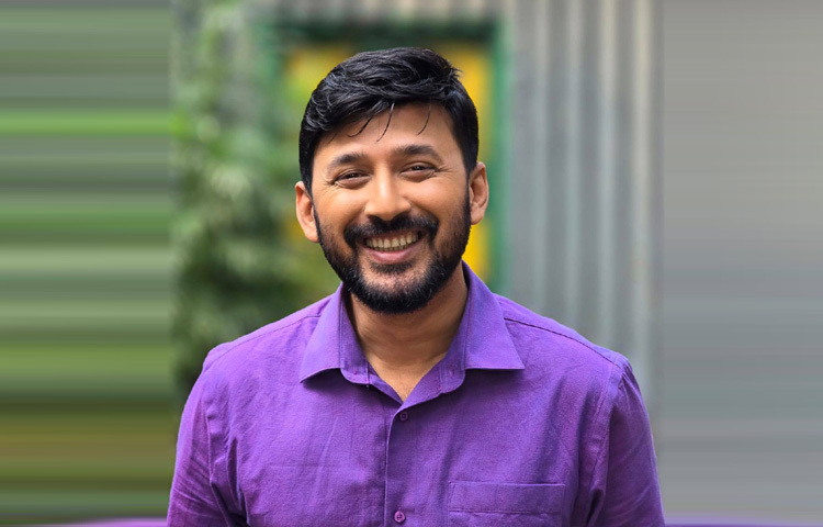 ২০০৮ সালে রাজশাহী বিশ্ববিদ্যালয়ের লেখাপড়া শেষ করে তিনি ঢাকায় চলে যান। মনোজ রাজশাহী বিশ্ববিদ্যালয়েও শিক্ষকতা করেছেন।