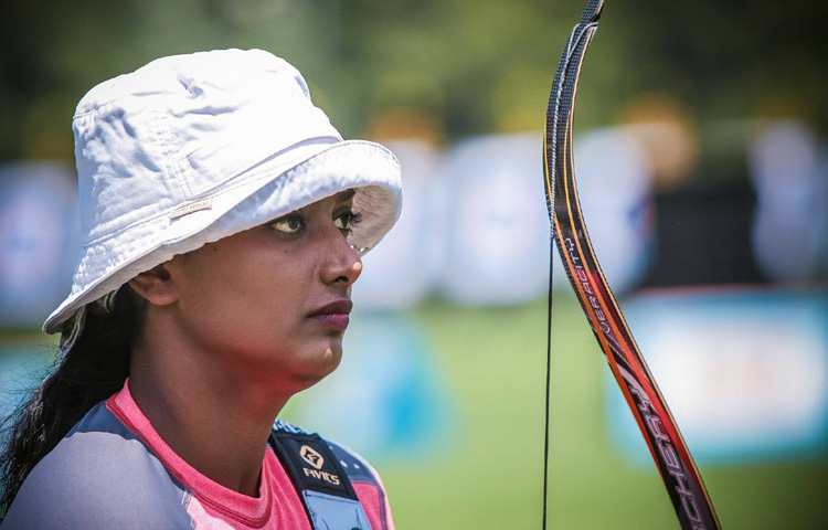 শৈশবেই দীপিকার চোখে ছিল ভিন্ন এক লক্ষ্য। খেলাধুলার প্রতি আগ্রহ ছিল প্রচণ্ড, বিশেষ করে তীরন্দাজি। গাছের ডাল আর পাথরের তীর বানিয়ে অভ্যস্ত হয়েছিল শৈশবেই ‘লক্ষ্যভেদে’।