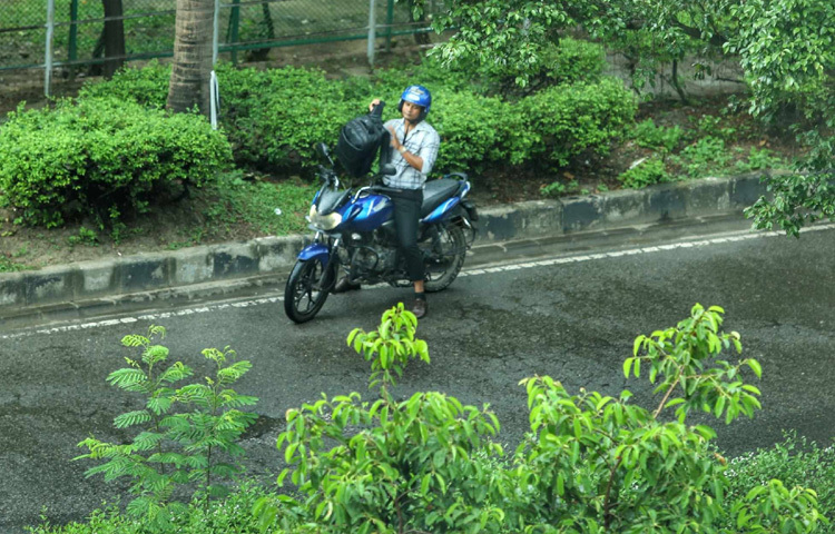 অনেকেই রাস্তায় ছাতা ছাড়া ছিলেন, বৃষ্টির পরশে যেন শরীরের ক্লান্তি হালকা হয়ে যাচ্ছিল।