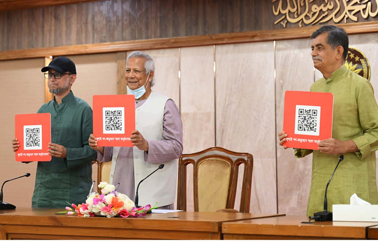 প্রধান উপদেষ্টা প্রফেসর মুহাম্মদ ইউনূস ঢাকায় তেজগাঁওয়ে তার কার্যালয়ে জুলাই গণ-অভ্যুত্থান স্মরণে মাসব্যাপী অনুষ্ঠানমালার কিউআর কোড উন্মুক্ত করেন। ছবি: পিআইডি