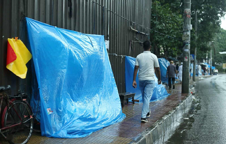 ছাতা ছাড়াই বের হওয়া মানুষগুলো ছুটতে থাকেন আশ্রয়ের খোঁজে; কেউ দোকানের শেডে, কেউ গাছের নিচে, কেউ আবার পলিথিন বা ব্যাগ মাথায় দিয়ে সাময়িক রক্ষা পাওয়ার চেষ্টা করেন।