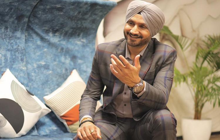 ১৭ বছর বয়সে জাতীয় দলে অভিষেক, আর মাত্র দুই বছর পর ২০০১ এর ঐতিহাসিক কলকাতা টেস্টে অস্ট্রেলিয়ার বিপক্ষে হ্যাট-ট্রিক। শুধু তাই নয়, ভারতের প্রথম টেস্ট হ্যাট‑ট্রিকার হারভজন সিং।