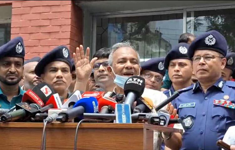 যারা নির্বাচনে অংশ নেবে তাদের প্রস্তুতি নেওয়া উচিত বলে মন্তব্য করেছেন স্বরাষ্ট্র উপদেষ্টা লেফটেন্যান্ট জেনারেল (অব.) মো. জাহাঙ্গীর আলম চৌধুরী। আজ রাজধানীর উত্তরা পূর্ব থানা পরিদর্শন শেষে তিনি এসব কথা বলেন। তিনি বলেন, অভিযোগের রাজনীতি না করে, মাঠে থাকা উচিত। সরকার ও প্রশাসন সব দলের অংশগ্রহণ নিশ্চিত করতে নিরপেক্ষভাবে কাজ করবে। ছবি: সংগৃহীত