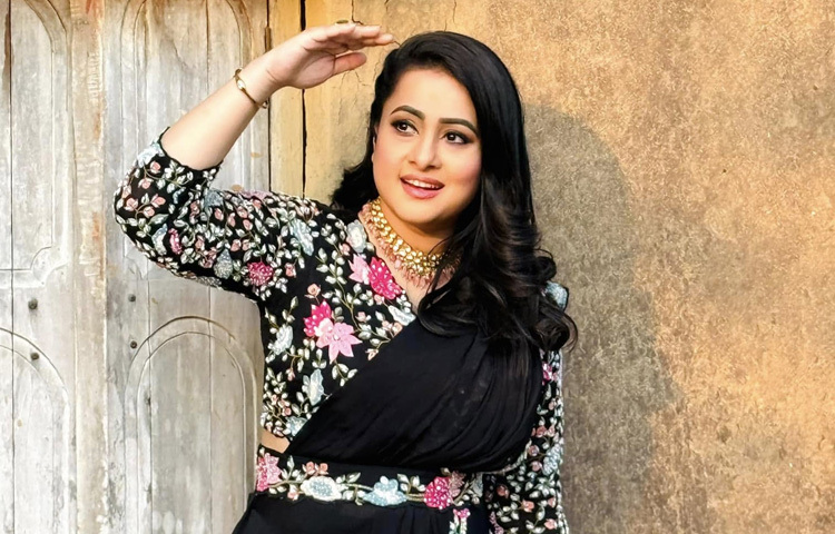 খুব ছোটবেলা থেকেই অভিনয়ের প্রতি ছিল তার ঝোঁক। মাত্র নবম শ্রেণিতে পড়ার সময় ১৯৯৭ সালে ‘এ জীবন তোমার আমার’ সিনেমার মাধ্যমে ঢালিউডে পা রাখেন তিনি। তারপর আর পেছনে ফিরে তাকাতে হয়নি।