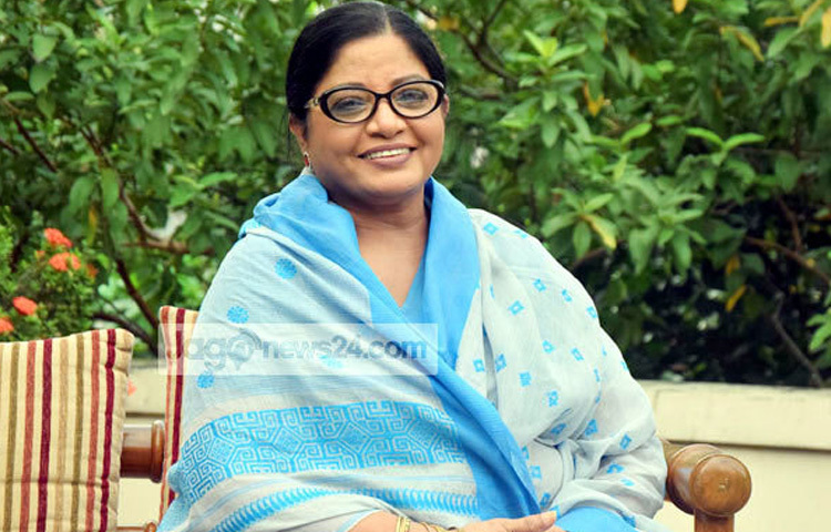 ঢাকা বিশ্ববিদ্যালয়ে অধ্যয়নকালে এক সাংস্কৃতিক আয়োজনে নাটক মঞ্চায়নের সিদ্ধান্ত হয় সমাজবিজ্ঞান বিভাগ থেকে। সেই সময় শেখ কামাল তাকে উৎসাহ দিয়ে বলেন, ‘তুই না নাটক করিস, এখানে নাম দে।’ এভাবে ‘নাট্যচক্র’ নামের নাট্যদলের সঙ্গে যুক্ত হন ডলি জহুর। এখানেই শুরু হয় তার মঞ্চজীবনের আনুষ্ঠানিক যাত্রা। দলটির ‘লেট দেয়ার বি লাইট’ নাটকে তার প্রথম অভিনয়।