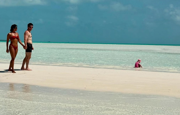 স্রোতছোঁয়া বালুকাবেলায় হাসিমুখে তোলা ছবিতে দেখা যায় মা, মেয়ে আর বাবার নিখাদ আনন্দ।