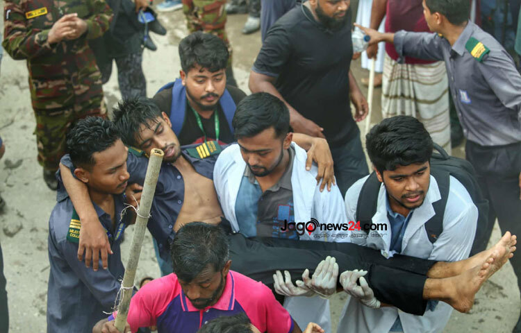 বাংলাদেশ বিমানবাহিনীর প্রশিক্ষণ বিমান বিধ্বস্তের ঘটনায় আহতদের হাসপাতালে নিচ্ছেন সহপাঠী ও শিক্ষার্থীরা। আজ দুপুর ১টা ৬ মিনিটে বাংলাদেশ বিমানবাহিনীর এফ-৭ বিজিআই প্রশিক্ষণ বিমান উড্ডয়নের পরপরই বিধ্বস্ত হয়। বিমানটি উত্তরার মাইলস্টোন স্কুল অ্যান্ড কলেজের হায়দার হল নামের একটি ভবনের ক্যানটিনের ছাদে গিয়ে আছড়ে পড়ে। ছবি: মাহবুব আলম