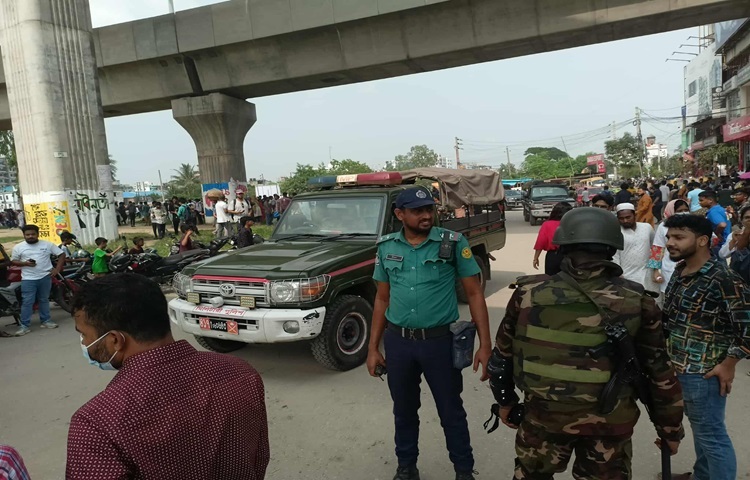 দুর্ঘটনার পর পূর্বাচল ফায়ার স্টেশনের আটটি ইউনিট কাজ করছে।