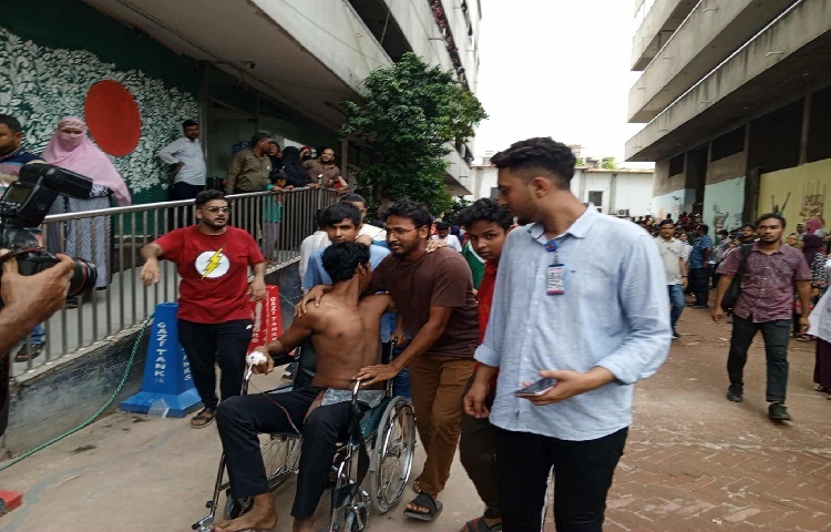 এরই মধ্যে সামাজিক যোগাযোগ মাধ্যমে বেশ কিছু ভিডিও ছড়িয়ে পড়েছে। ভিডিও ফুটেজে আগুন এবং ধোঁয়া দেখা যাচ্ছে। মানুষজনকে ছুটাছুটি করতেও দেখা গেছে।