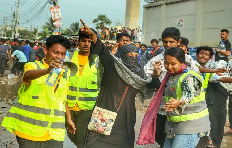 ঘটনাস্থলে দাঁড়িয়ে ছিলেন এক মা, তার আট বছরের ছেলে স্কুলে গিয়েছিল সকালে। দুপুরে অফিস থেকে খবর পেয়ে ছুটে আসেন। বলছিলেন, শুধু বলছে বিমান পড়ে গেছে, আমি ছবি দেখি, আমার ছেলের ব্যাগ ওই দোতলার জানালায় ঝুলে আছে।