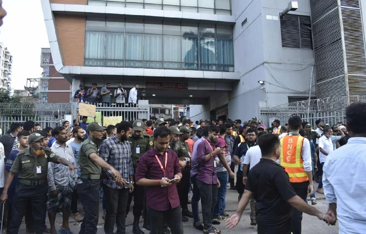 দগ্ধদের স্বজনদের উপস্থিতি এতটাই বেড়ে গেছে যে পরিস্থিতি সামাল দিতে হিমশিম খাচ্ছেন আইনশৃঙ্খলা রক্ষাকারী বাহিনী ও হাসপাতাল কর্তৃপক্ষ।