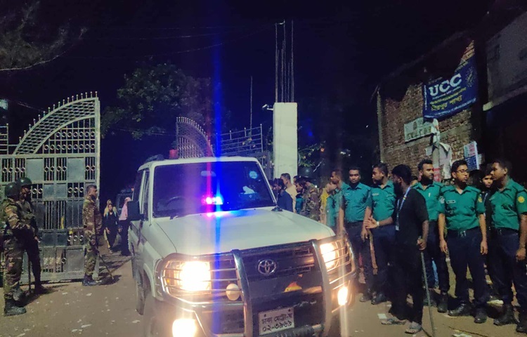 রাজধানীর উত্তরা এলাকাজুড়ে আতঙ্ক ছড়ানো সেই ছোট বিমান বিধ্বস্তের ঘটনার অনেকক্ষণ পরও সরেনি উত্তেজনার পারদ। মাইলস্টোন কলেজের ঠিক পাশেই ঘটেছে দুর্ঘটনাটি, যেখানে ছাত্রছাত্রীদের চলাফেরা ছিল প্রতিনিয়ত। দুর্ঘটনার পর থেকেই বিমানটির ধ্বংসাবশেষ ধীরে ধীরে একে একে বের করে নিচ্ছেন ফায়ার সার্ভিস, সিভিল এভিয়েশন ও বিমানবাহিনীর সংশ্লিষ্ট কর্মকর্তারা।