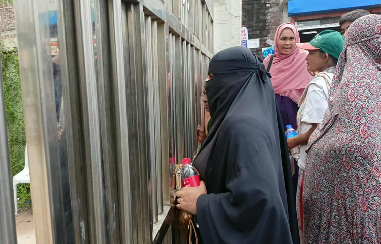 অভিভাবকদের চোখে-মুখেও উদ্বেগ। অজানা উৎকণ্ঠায় দাঁড়িয়ে রয়েছেন তারা।