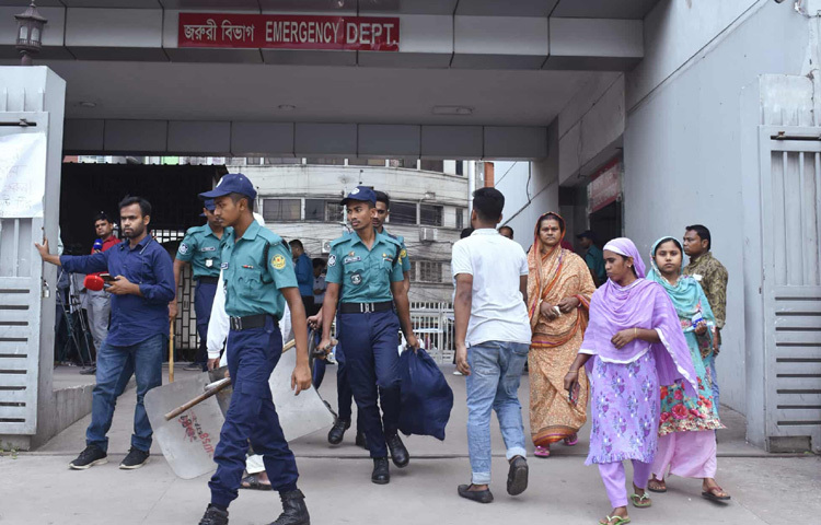 রোগী-রোগীর স্বজন এবং চিকিৎসা কার্যক্রমে জড়িত ছাড়া কাউকে হাসপাতালটিতে প্রবেশ করতে দেওয়া হচ্ছে না। এছাড়া স্বেচ্ছাসেবক হিসেবে স্কাউট সদস্যদের দায়িত্ব পালন করতে দেখা গেছে।