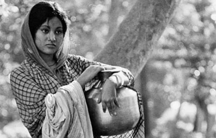 ববিতার অভিনয় জীবনের সূচনা হয় খুব অল্প বয়সে। প্রথমদিকে শিশু শিল্পী হিসেবে কয়েকটি বিজ্ঞাপনচিত্র ও সিনেমায় দেখা গেলেও, নায়িকা হিসেবে বড় পর্দায় তার অভিষেক ঘটে জহির রায়হানের চলচ্চিত্র সংসার (১৯৬৯)-এর মাধ্যমে। এরপর তার ক্যারিয়ারে একের পর এক চলচ্চিত্র এসেছে, আর প্রতিটি ছবিতেই তিনি নিজেকে উপস্থাপন করেছেন নতুনরূপে।