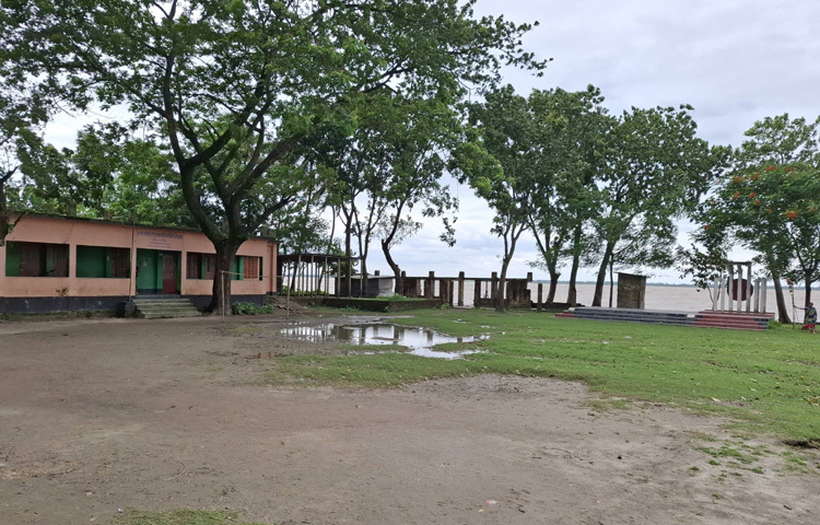 বর্তমানে ভাঙন ঝুঁকিতে রয়েছে এসব এলাকার স্কুল, মসজিদ, বাজার, বসতবাড়ি, গ্রামীণ সড়ক, কবরস্থানসহ শত শত বিঘা ফসলি জমি। ফলে ভাঙন আতঙ্কে দিন পার করছেন পদ্মা তীরবর্তী বাসিন্দাসহ জমির মালিকরা।