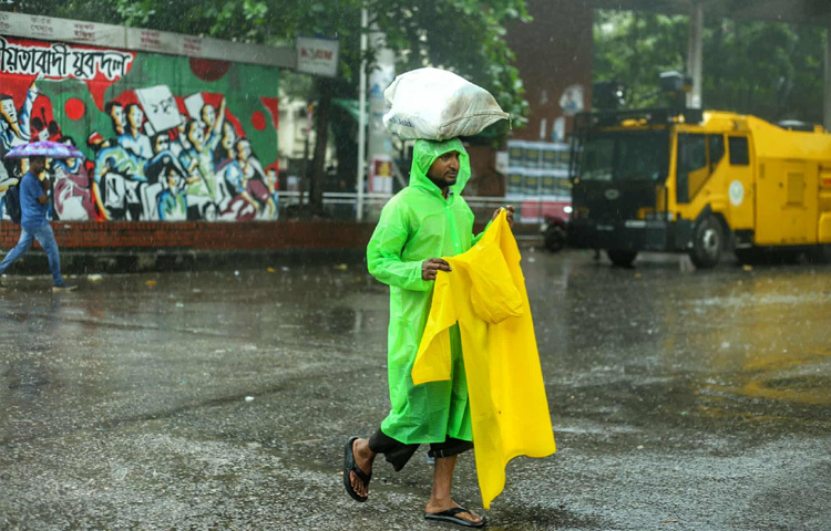 বৃষ্টির সঙ্গে সঙ্গে যেন থেমে যায় শহরের কিছু গতি। এই বৃষ্টি শুধু শহর ভেজায় না, খুঁচিয়ে তোলে বহু আবেগও। অনেকে স্মৃতির ভেতরে হারিয়ে যান। কেউ ভালোবাসার মানুষকে মনে করেন, কেউ শৈশবের ছাদে ভিজে খেলা করার সময়কে। আর কেউ কেউ হয়তো চায়ের কাপে এক চুমুক দিয়ে দীর্ঘশ্বাস ফেলেন, ‘আহা, এমন দিনে যদি ছুটিই থাকত!’