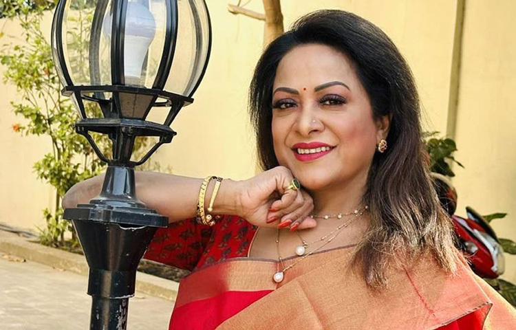 সময় গড়িয়েছে। সময়ের সঙ্গে বদলেছে চরিত্র, চাহিদা, রুচি। কিন্তু অরুণা বিশ্বাসের অভিনয়ের ধারাবাহিকতা ও গভীরতা রয়ে গেছে অটুট। এক সময় যিনি ছিলেন রোমান্টিক গল্পের নায়িকা, তিনিই পরে হয়েছেন মায়ের চরিত্রে দর্শকের ভালোবাসার পাত্র। তার অভিনয়ের মুন্সীয়ানা ছিল এমনই; যে চরিত্রই পান, সেটিকেই প্রাণবন্ত করে তুলতেন।