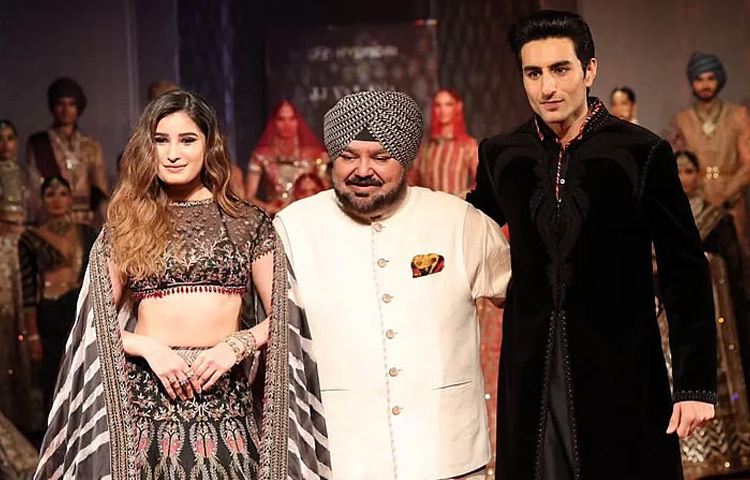 পুরো শো জুড়ে এই তরুণ জুটির স্টাইল, আত্মবিশ্বাস আর চার্ম যেন মঞ্চকেই এক উপাখ্যানে রূপ দিয়েছিল।