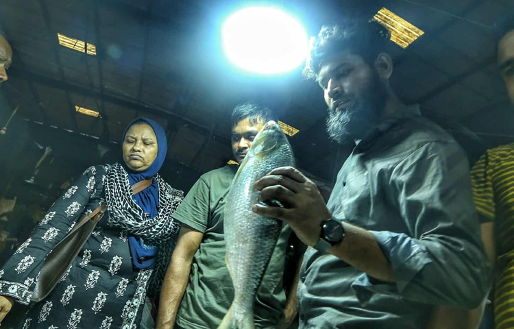 এমন পরিস্থিতিতে বাজারে ক্রেতাদের আগ্রহ থাকলেও, পকেটের হিসাব মিলিয়ে কেনাকাটা করা কঠিন হয়ে পড়ছে। অনেকেই শুধু দূর থেকে তাকিয়ে দেখে চলে যাচ্ছেন।