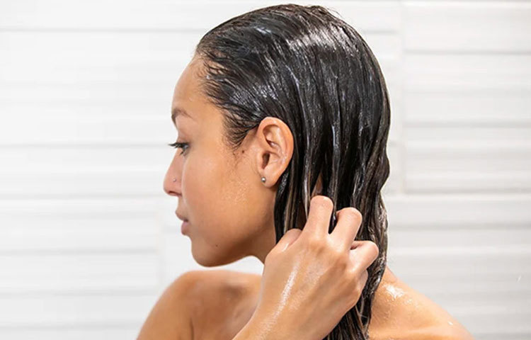 বৃষ্টিতে চুল ভিজে গেলে বাড়ি ফিরে তা শুকনো না করে অপেক্ষা করা ঠিক নয়। বরং যত তাড়াতাড়ি সম্ভব চুল পরিষ্কার পানি দিয়ে ধুয়ে ফেলুন। প্রয়োজনে হালকা গরম পানি ব্যবহার করা যেতে পারে। চুল পরিষ্কারের সময় ব্যবহার করুন সালফেট-মুক্ত হালকা শ্যাম্পু, যা স্ক্যাল্প পরিষ্কার করলেও প্রাকৃতিক তেল শুষে নেয় না। শ্যাম্পুর পর অবশ্যই কন্ডিশনার ব্যবহার করুন। বিশেষ করে হাইড্রেটিং কন্ডিশনার, যা চুলকে আর্দ্র রাখে ও ফ্রিজ কমায়। ভেজা চুল মোছার সময় শক্ত করে ঘষবেন না। বরং মৃদু তোয়ালে দিয়ে আলতোভাবে পানি ঝরিয়ে ফেলুন। হেয়ার ড্রায়ার ব্যবহার করলে সেটিং রাখুন ‘কুল’ মোডে।