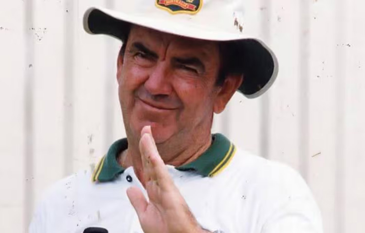 ১৯৭৭ সালে বিশ্ব ক্রিকেটে শুরু হয় অস্থিরতা ‘ওয়ার্ল্ড সিরিজ ক্রিকেট’ এর কারণে অস্ট্রেলিয়ার মূল দল ভেঙে যায়। তখন জাতীয় দলকে টেনে তোলার জন্য জরুরি ভিত্তিতে ফিরে আসেন সিম্পসন। দীর্ঘ বিরতির পরও তিনি দলের জন্য খেলেন এবং নেতৃত্ব দেন। এই প্রত্যাবর্তনই তার দৃঢ়তা ও ক্রিকেটপ্রেমের অনন্য উদাহরণ।