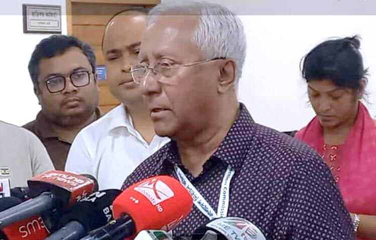 নির্বাচন কমিশনের (ইসি) সিনিয়র সচিব আখতার আহমেদ বলেছেন, নির্বাচন কমিশন (ইসি) আসন্ন নির্বাচনের প্রস্তুতি নিয়ে বেশকিছু গুরুত্বপূর্ণ পদক্ষেপ নিয়েছে। সংসদ নির্বাচন উপলক্ষে এর মধ্যেই একটি কর্মপরিকল্পনা তৈরি করা হয়েছে এবং তা অনুমোদনের জন্য কমিশনে জমা দেওয়া হয়েছে। এ সপ্তাহের মধ্যেই তা প্রকাশ করা হবে। আজ আগারগাঁওয়ে নির্বাচন ভবনে নিজ কার্যালয়ের সামনে সাংবাদিকদের এ কথা জানান সচিব। ছবি: সংগৃহীত