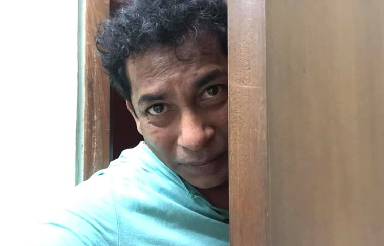 মোশাররফ করিমের অভিনয়ে সংলাপ মুখ্য নয়। তার চোখের চাহনি, কণ্ঠের ভঙ্গি, নীরবতার মুহূর্তগুলো-সবকিছু মিলে সৃষ্টি করে এক জীবন্ত চরিত্র।