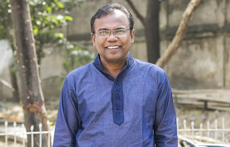 মঞ্চনাটক দিয়ে শুরু, এরপর আসেন ঢাকা থিয়েটারের ছায়ায়। এই থিয়েটারই তাকে গড়ে তোলে। ‘শকুন্তলা’, ‘কোকিলারা’, ‘বাহার’, ‘মুনতাসির ফ্যান্টাসি’-মঞ্চে একের পর এক চ্যালেঞ্জিং চরিত্রে অভিনয় করে তিনি মন জয় করেন নাট্যাঙ্গনের মানুষদের।