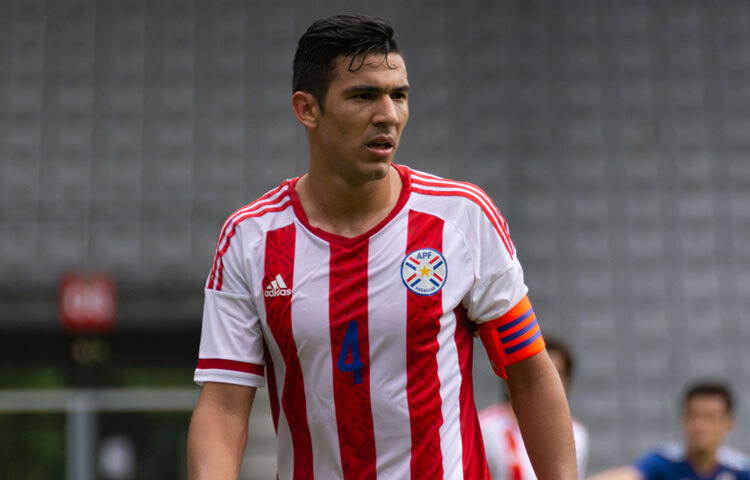 ফাবিয়ানের শৈশব কেটেছে ফুটবলের প্রতি গভীর ভালোবাসায়। ছোটবেলা থেকেই বল পায়ে দৌড়ানো ছিল তার অভ্যাস। প্যারাগুয়ের অর্থনৈতিক পরিস্থিতি খুব একটা অনুকূল না থাকলেও পরিবারের সমর্থন পেয়েছিলেন তিনি। শুরুতে স্থানীয় ক্লাবগুলোর হয়ে খেলে নিজের যোগ্যতা প্রমাণ করেন। তার শক্তিশালী শারীরিক গঠন এবং খেলার প্রতি অদম্য মনোযোগ ছোটবেলাতেই কোচদের নজরে আসে।