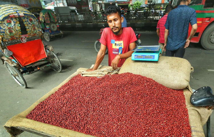 প্রেসক্লাবের সামনে দাঁড়িয়ে থাকা সেই ভ্রাম্যমাণ বিক্রেতার ঝুড়িতে ছিল একরকমের বিশেষ আকর্ষণ, লালচে রঙের ছোট আকারের দেশি কাঁচা বাদাম।