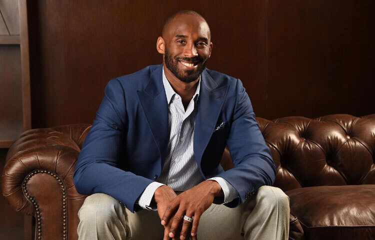 কোবি হাইস্কুল শেষ করেই সরাসরি এনবিএ ড্রাফটে নাম লেখান যা সে সময়ে বিরল ঘটনা। ১৯৯৬ সালে শার্লট হর্নেটস তাকে ১৩তম পিকে নির্বাচিত করলেও, দ্রুতই তিনি লস অ্যাঞ্জেলেস লেকার্সে ট্রেড হন। সেখান থেকেই শুরু এক অবিশ্বাস্য যাত্রা।