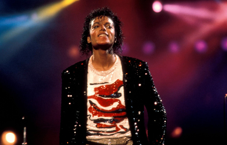 জ্যাকসন ফাইভ গ্রুপের সঙ্গে মাইকেল জ্যাকসনের প্রথম সাফল্য লাভ হয়, কিন্তু পরবর্তীতে একক শিল্পী হিসেবে তিনি বিশ্ব সঙ্গীত জগতে এক নতুন দিগন্ত খুলে দেন। ১৯৮২ সালে মুক্তিপ্রাপ্ত ‘থ্রিলার’ অ্যালবামটি তার ক্যারিয়ারের সবচেয়ে বড় মাইলফলক। এই অ্যালবামটি বিশ্বব্যাপী বিক্রি হয় কোটি কোটি কপি এবং এটি আজও ইতিহাসের সেরা বিক্রিত অ্যালবামগুলোর মধ্যে একটি।