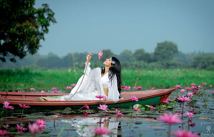 শাপলার বুকে সাদা পোশাকের সাজে পুরোপুরি স্বচ্ছন্দ নওশাবা। ফুলের আড়ালে দাঁড়িয়ে একেবারেই হালকা মেকআপে ধরা দিয়েছেন তিনি।