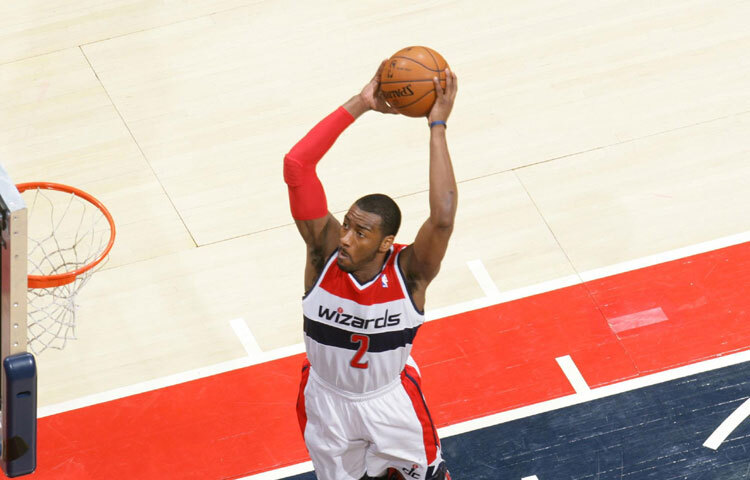 ২০১০ সালে জন ওয়ালকে এনবিএ ড্রাফটে প্রথম রাউন্ডে নির্বাচন করা হয়। তিনি ওয়াশিংটন উইজার্ডস (বর্তমান ওয়াশিংটন উইজার্ডস) দলে যোগদান করেন। তার দ্রুতগতির খেলা, দারুণ পাসিং দক্ষতা এবং প্রতিপক্ষের ওপর চাপ সৃষ্টি করার ক্ষমতা তাকে দ্রুত এনবিএ-র অন্যতম উজ্জ্বল পয়েন্ট গার্ডে পরিণত করে।