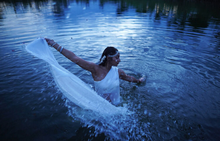 সম্প্রতি সুনেরাহ নতুন কিছু ছবি পোস্ট করেছেন সামাজিক যোগাযোগমাধ্যমে। ছবিগুলোতে তাকে দেখা যাচ্ছে সাদা শাড়ি পরে পানিতে ভেসে থাকতে। নীরব অথচ গভীর এক আবেদন ফুটে উঠেছে ছবিগুলোতে।