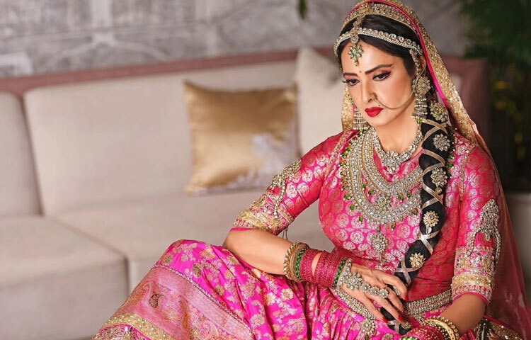 রেখার ফ্যাশনের কথা উঠলে প্রথমেই চোখে পড়ে তার ঐতিহ্যবাহী কঞ্জিভরম শাড়ি আর ভারী সোনার গহনা। লাল, সোনালি, অফ-হোয়াইট কিংবা গাঢ় সবুজ-যে রঙই পরেন, তা যেন তাকে ঘিরেই তৈরি হয়েছে। প্রতিটি পাবলিক ইভেন্টে তার উপস্থিতি যেন এক রাজকীয় আভিজাত্যের প্রতীক।