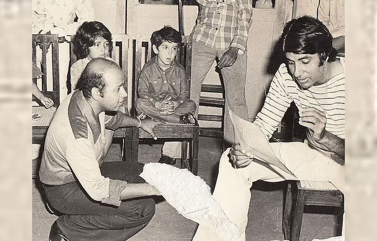 অনেকে জানেন না, ‘মি. নটবরলাল’ (১৯৭৯) সিনেমায় প্রথমবার গান গেয়েছিলেন অমিতাভ বচ্চন। গানটির শিরোনাম ছিল, ‘মেরে পাস আও মেরে দোস্তো’। এটি দর্শকদের কাছে বিপুল জনপ্রিয়তা পায় এবং প্রমাণ করে তিনি শুধু অভিনেতা নন, একজন পারফর্মারও।