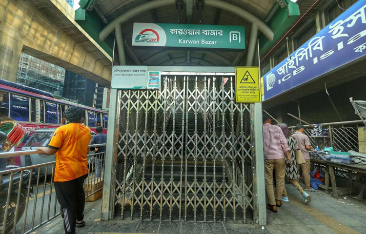 যাত্রীরা গণপরিবহন ব্যবহারের জন্য নেমে পড়েছেন, আর সাময়িকভাবে যানজটও বেড়েছে শহরের ব্যস্ত এলাকায়।