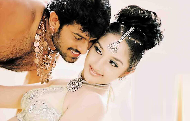 ২০০২ সালে ‘ঈশ্বর’ ছবির মাধ্যমে চলচ্চিত্রে অভিষেক হয় প্রভাসের। প্রথম দিকে তিনি রোমান্টিক ও অ্যাকশনধর্মী চলচ্চিত্রে অভিনয় করে ধীরে ধীরে জনপ্রিয় হয়ে ওঠেন। ‘ভার্ষম’, ‘ছত্রপতি’, ‘বিল্লা’, ‘মির্চি’ তার ক্যারিয়ারের প্রথম দিকের উল্লেখযোগ্য কাজ।