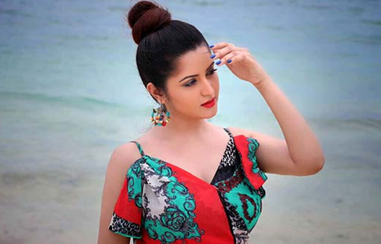 বয়স কেবল একটি সংখ্যা, পরীমনির ক্ষেত্রে এই কথাটিই প্রমাণিত হয়েছে। তার ত্বকের কোমলতা, চোখের দীপ্তি এবং হাসির মাধুর্য বছরের পর বছর ধরে অপরিবর্তিত।